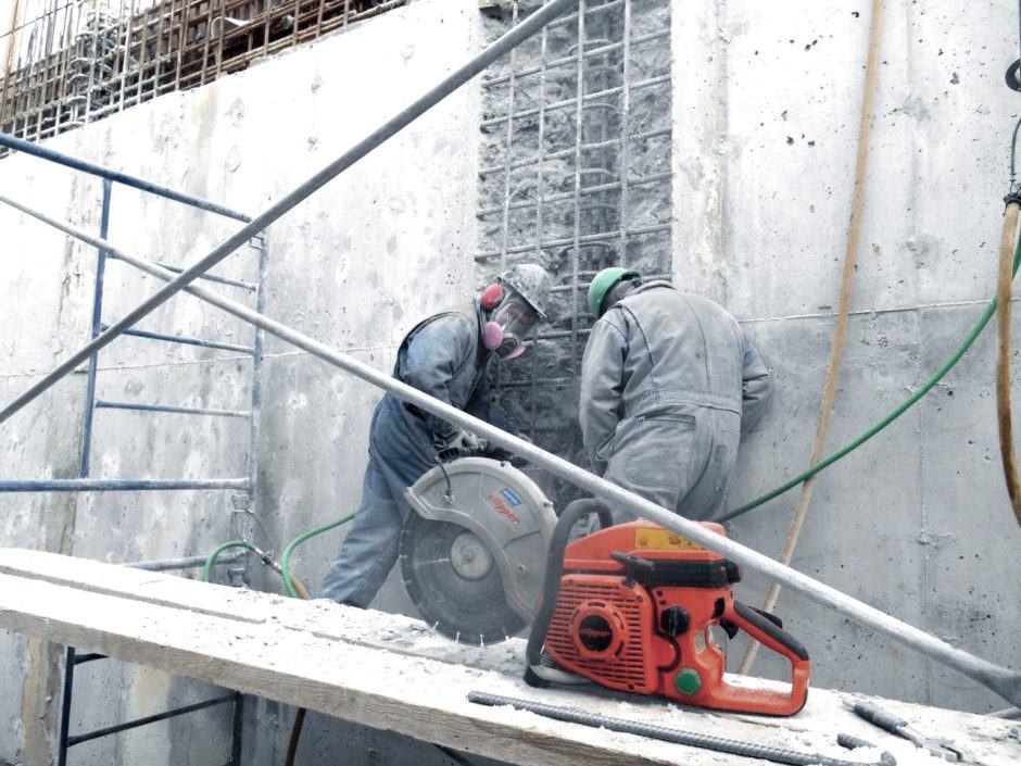 Sciage de béton par deux travailleurs expérimentés.