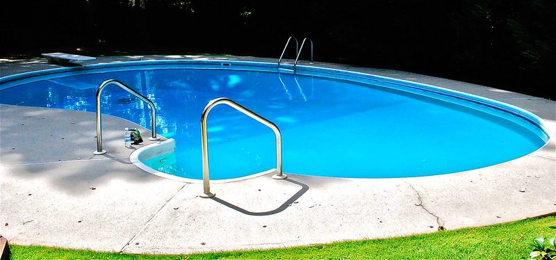 Piscine creusée prête pour la démolition.