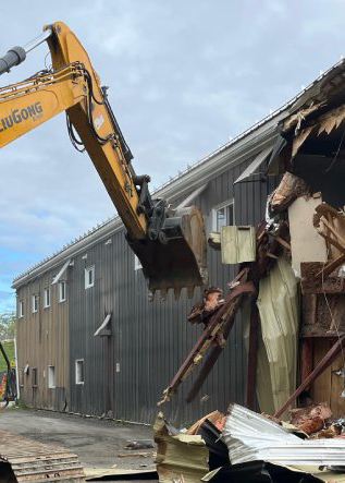 Compagnie de démolition qui démolie un bâtiment commercial.