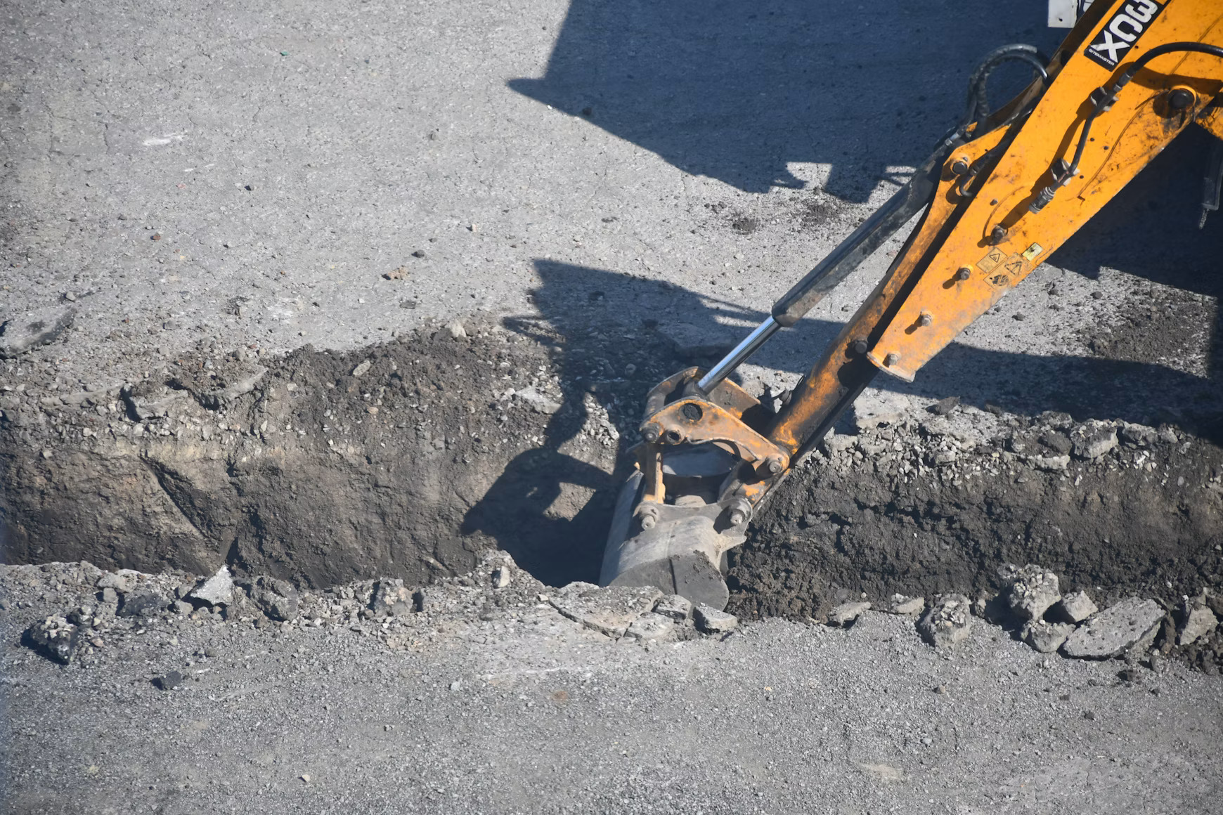 Excavation d'un drain français avec une miniexcavatrice.